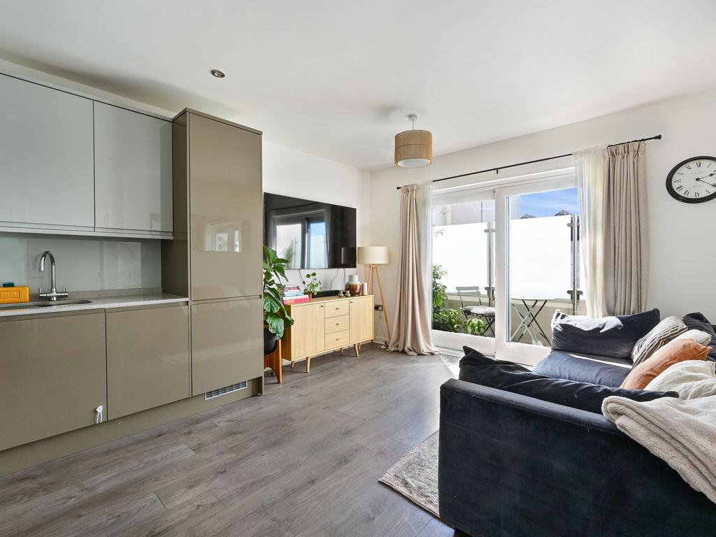 2 bed flat for sale in King Charles Road, Berrylands, Surbiton KT5 Zoopla