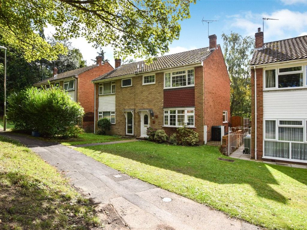 3 bed semidetached house for sale in Monks Close, Farnborough