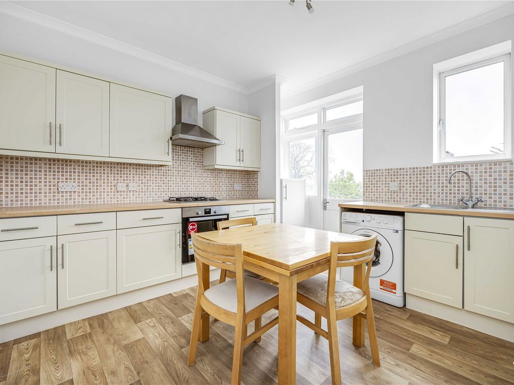 3 bed flat to rent in Cavendish Gardens, Trouville Road, London SW4