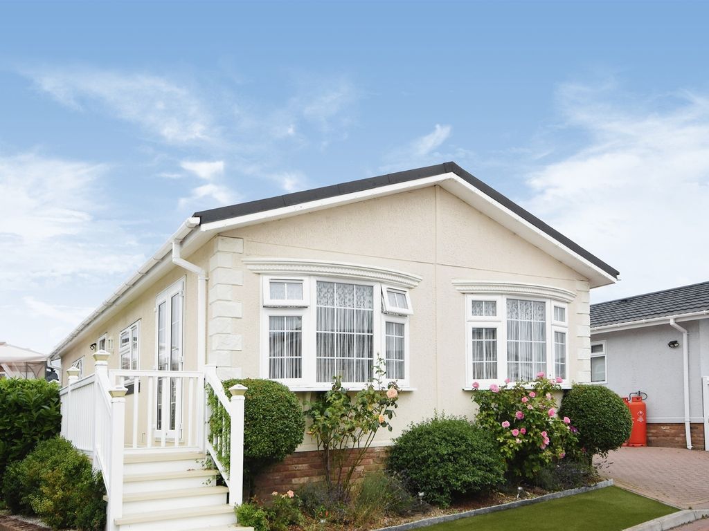 2 bed mobile/park home for sale in Burnham Road, Battlesbridge
