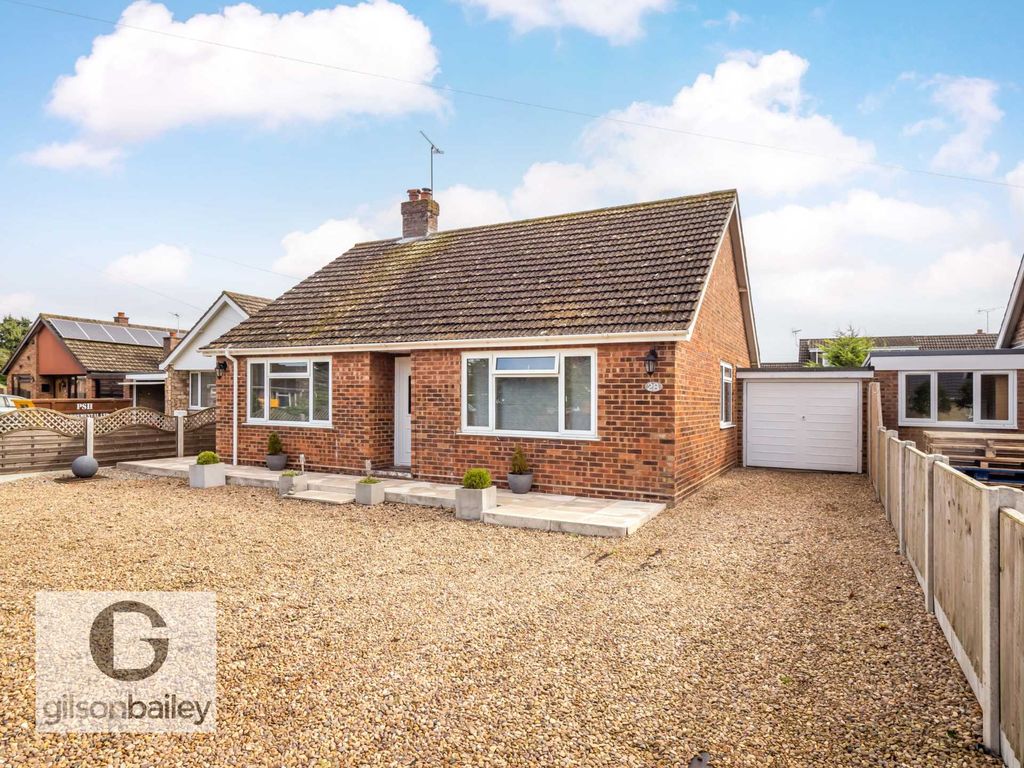 3 bed detached bungalow for sale in Briar Close, Lingwood NR13, £