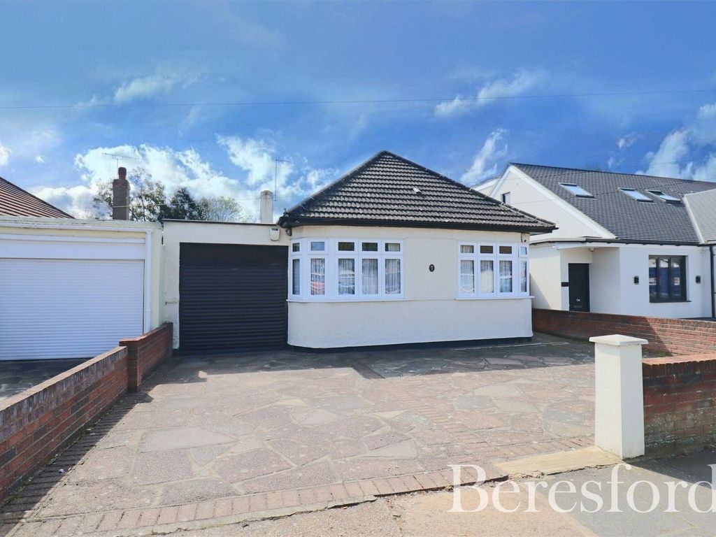 3 bed bungalow for sale in Barton Road, Hornchurch RM12 Zoopla