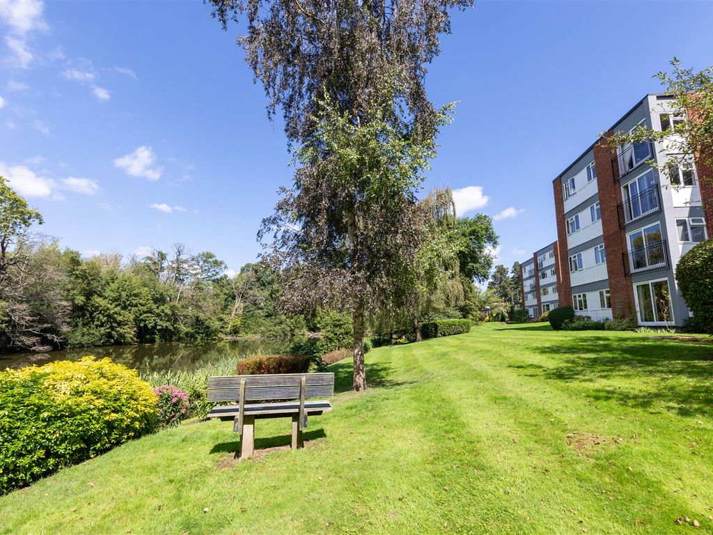 1 bed flat for sale in Berkeley Court, Weybridge KT13, £225,000 Zoopla