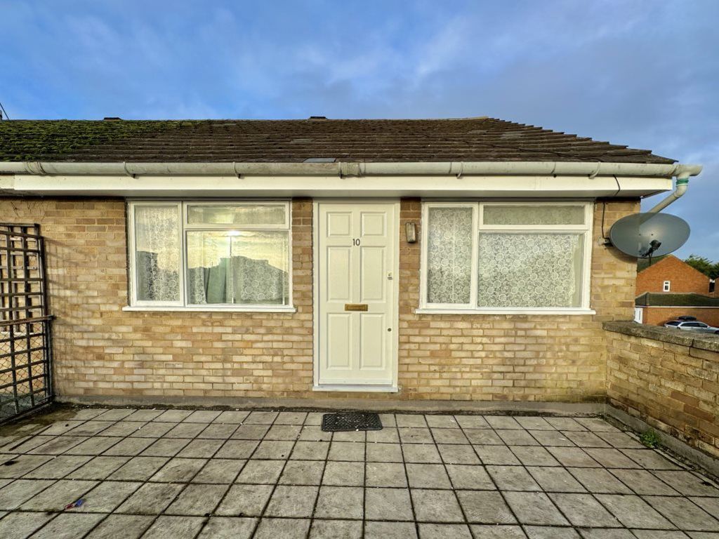 2 bed flat to rent in Cherwell Close, Langley, Slough SL3, £1,200 pcm