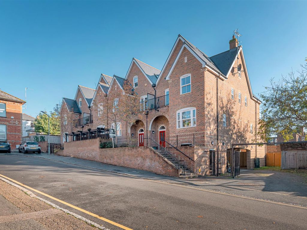 1 bed town house to rent in Stuart Road, High HP13, £600 pcm