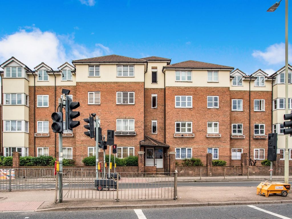 2 bed flat to rent in Gladesmere Court, Watford WD24, £1,400 pcm Zoopla