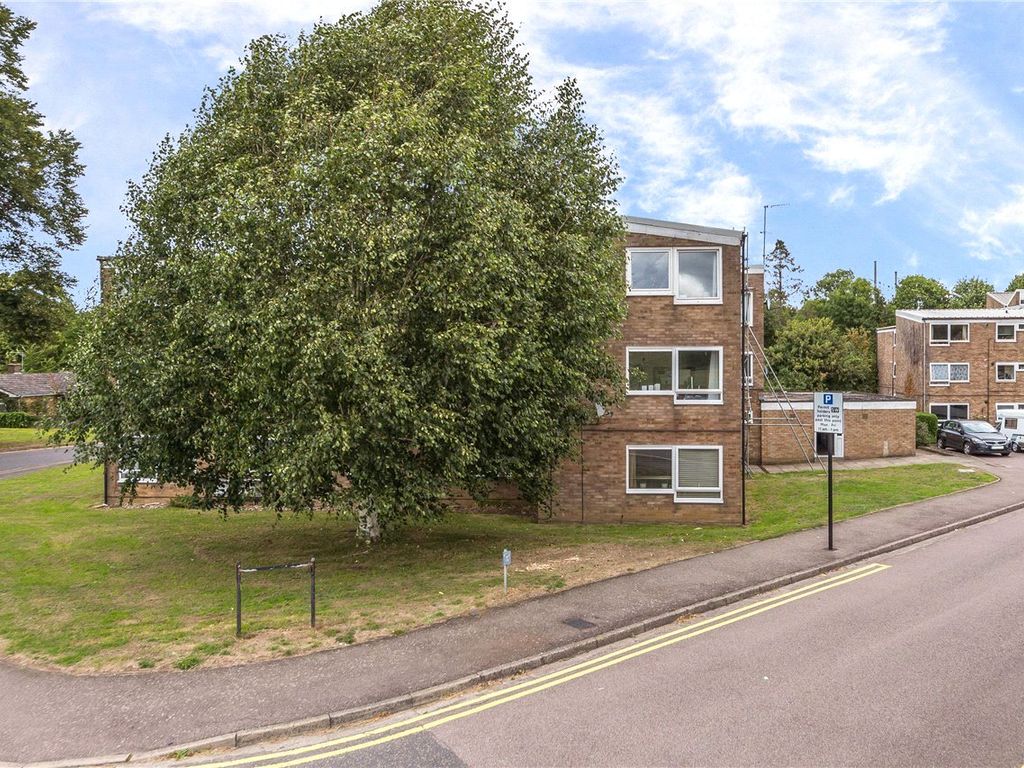 2 bed flat to rent in Bowling Close, Harpenden, Hertfordshire AL5 Zoopla