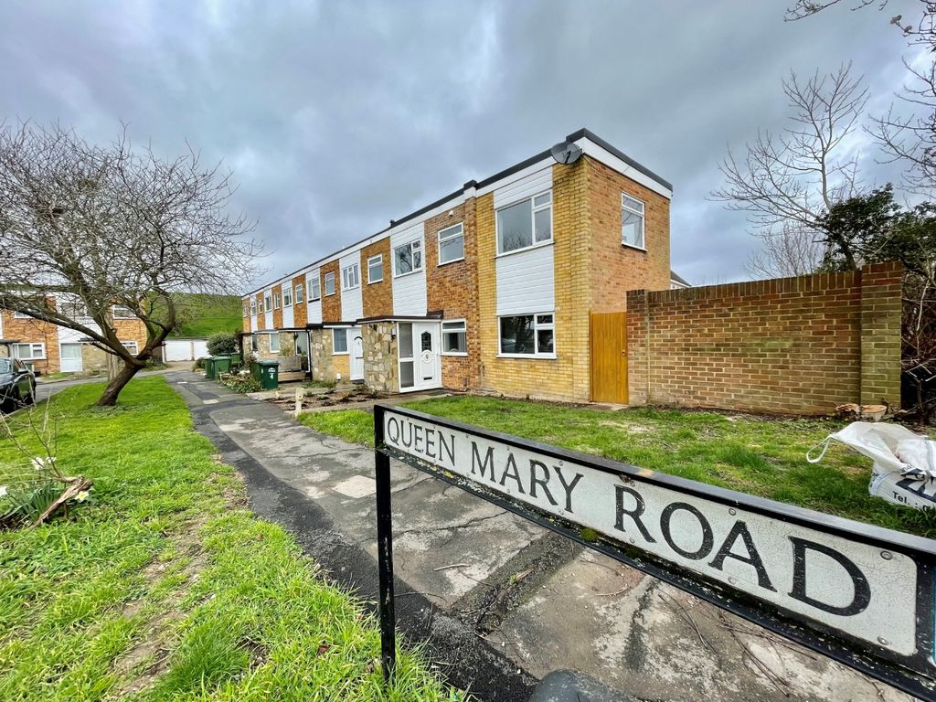 3 bed end terrace house to rent in Queen Mary Road, Shepperton TW17