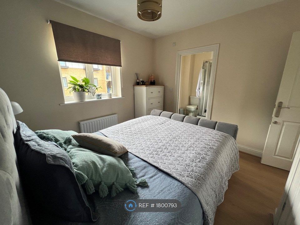 3 bed terraced house to rent in Gladeside, Cambridge CB4, £2,600 pcm