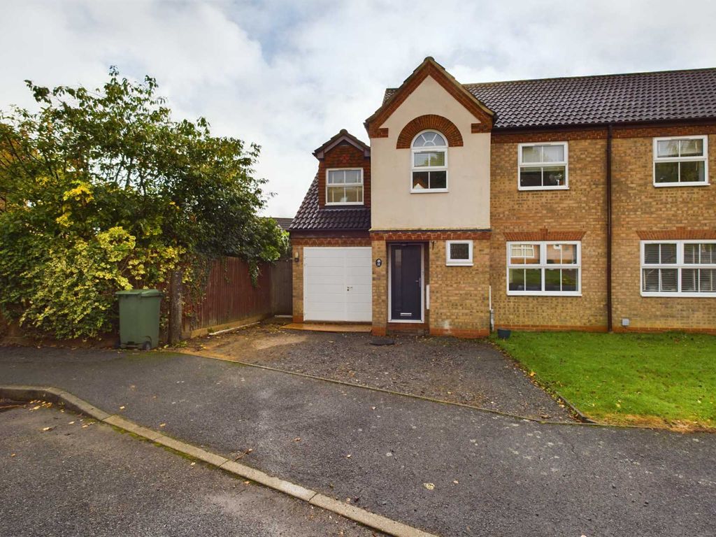 4 bed semidetached house for sale in Larkspur Close, Fields End HP1, £