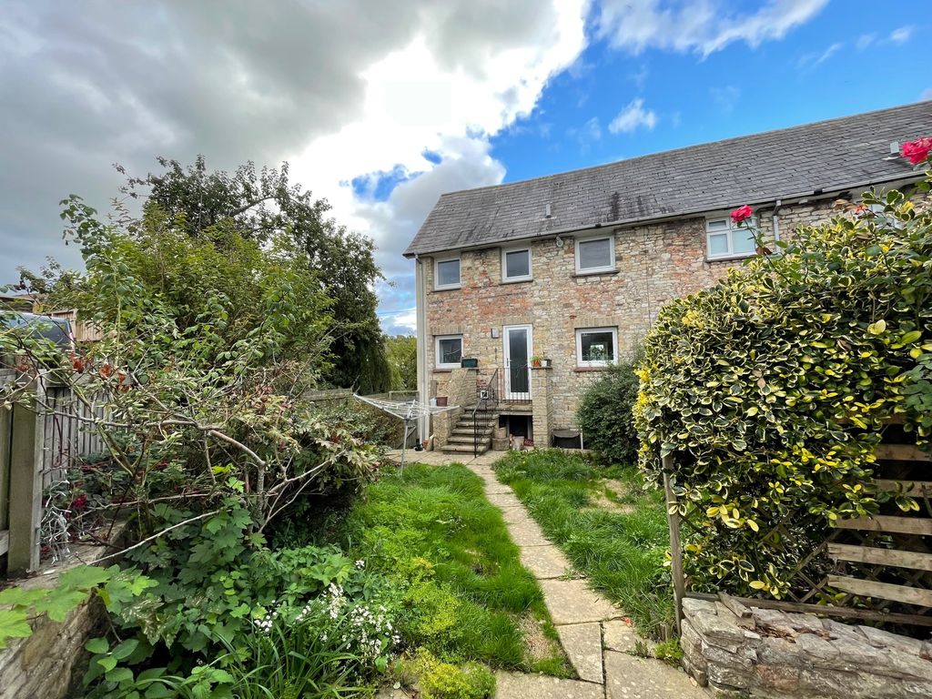 4 bed end terrace house for sale in Sutton Hill Road, Sutton