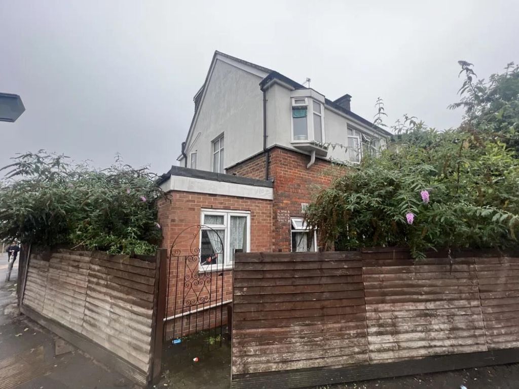 2 bed flat for sale in North Circular Road, London NW10, £349,950 Zoopla