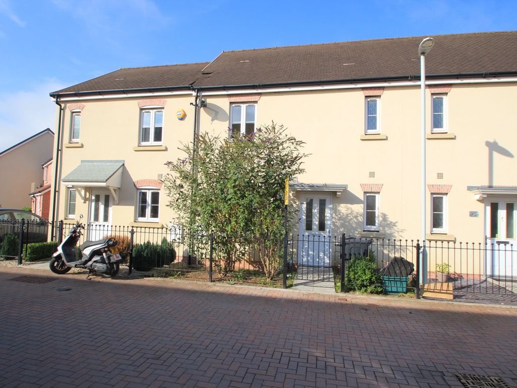 3 bed property to rent in Swannington Drive, Kingsway, Gloucester GL2