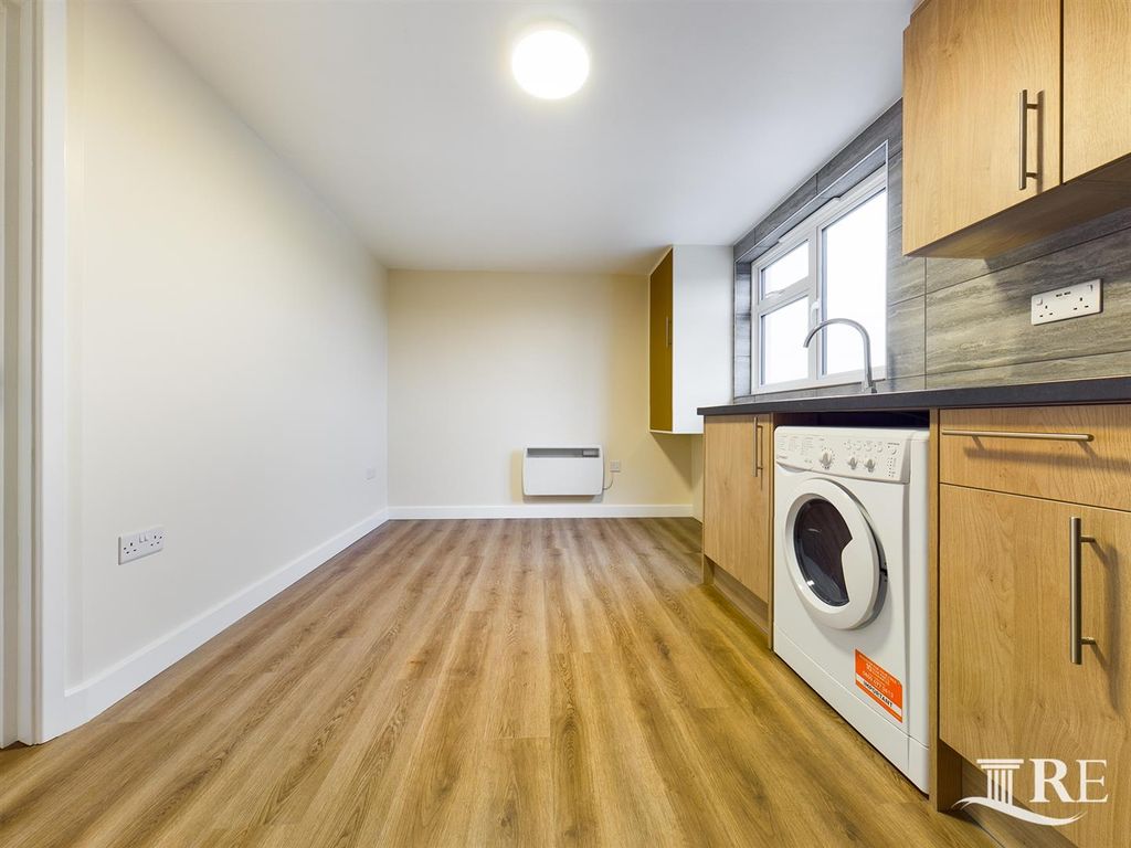 1 bed flat to rent in Brampton Road, London NW9, £1,300 pcm Zoopla