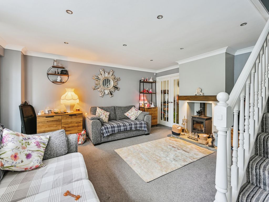 4 bed semidetached house for sale in Foxglove Close, Rugeley WS15, £