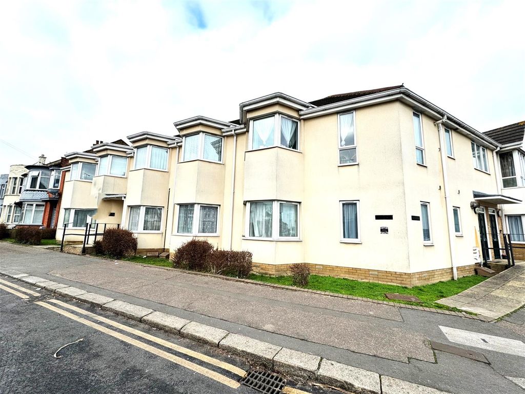 2 bed flat to rent in West Road, WestcliffOnSea SS0, £1,175 pcm Zoopla