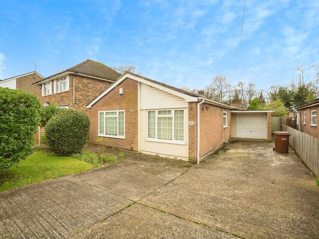 3 bed detached bungalow for sale in Wigmore Road, Rainham, Gillingham