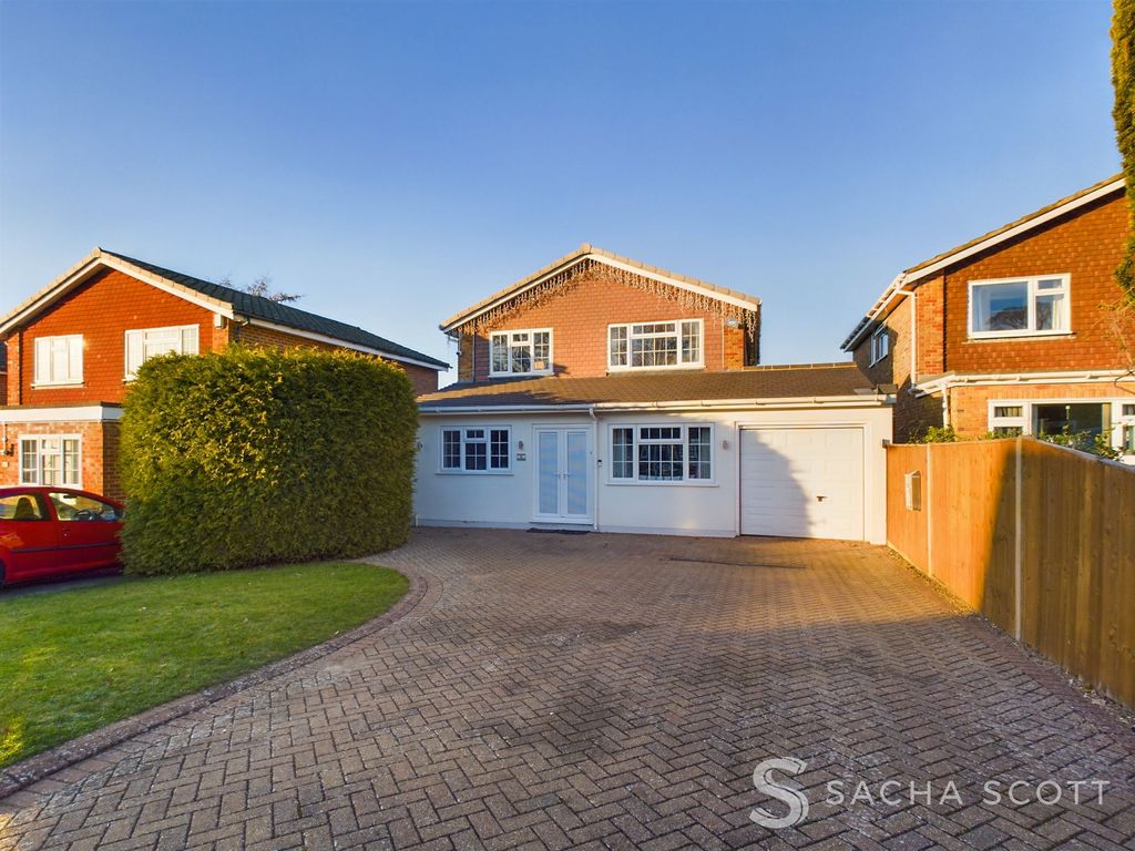 4 bed detached house for sale in High Beeches, Banstead SM7, £800,000
