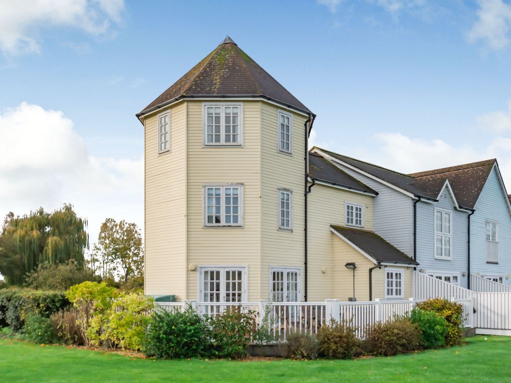 3 bed end terrace house for sale in Windrush Lake, Spine Road, South