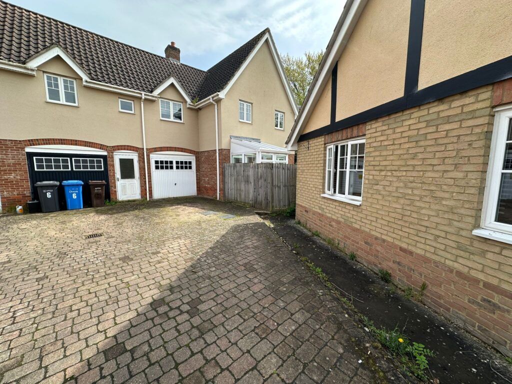 3 bed semidetached house for sale in Barnham Close, Norwich NR5, £