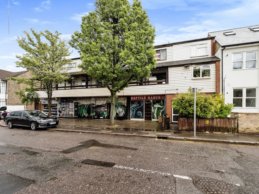 2 bed flat for sale in Maybank Road, London E18 Zoopla