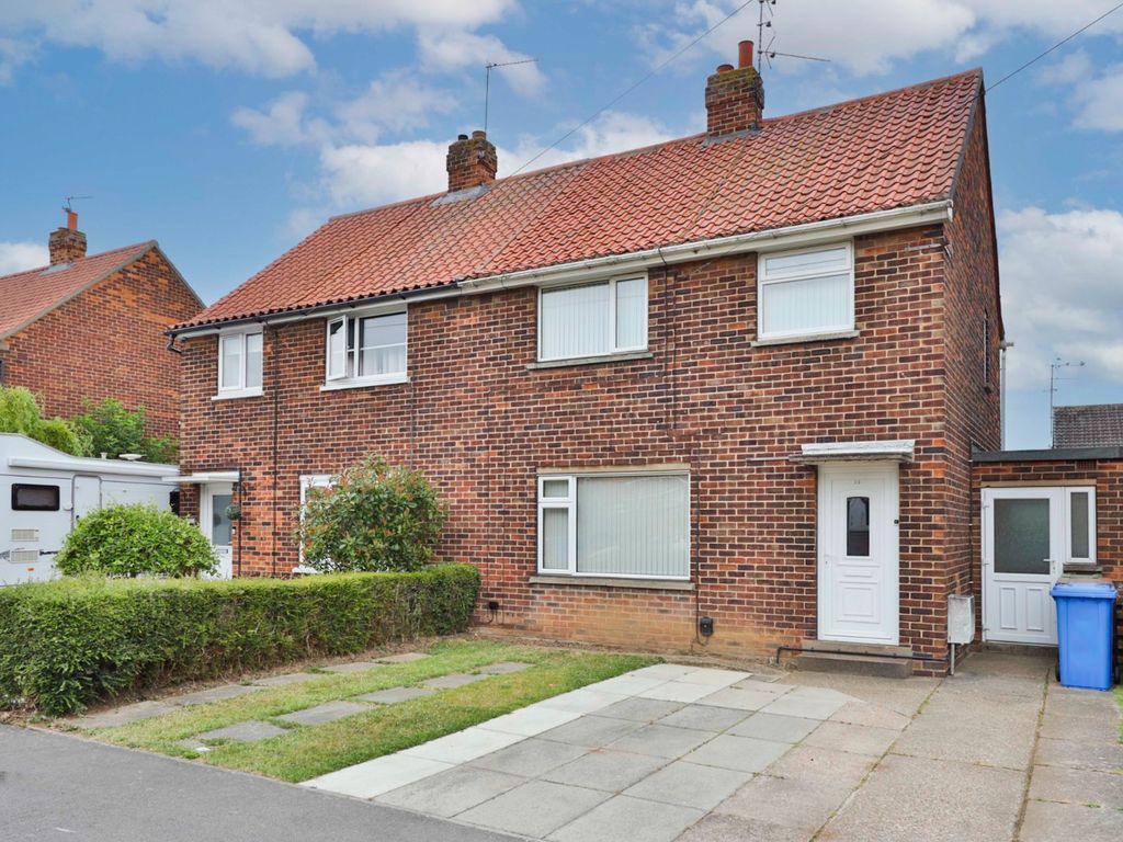 3 bed semidetached house for sale in Dale Close, Swanland, North