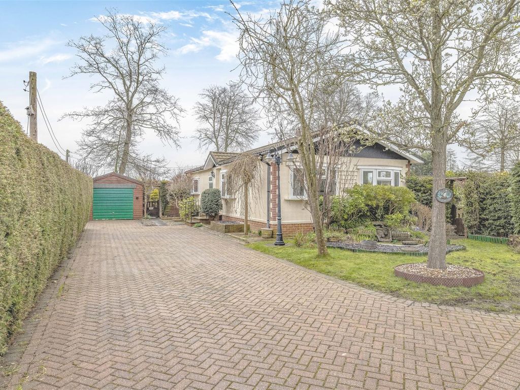 3 bed mobile/park home for sale in The Larches, Warfield Park