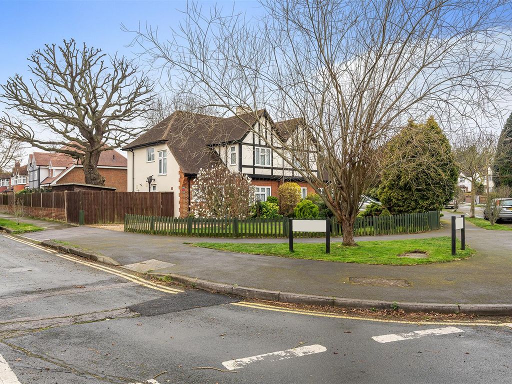 3 bed semidetached house for sale in Edenfield Gardens, Worcester Park