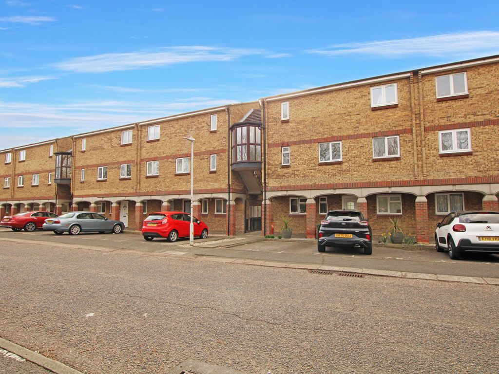 1 bed for sale in Woodstock Crescent, Basildon SS15, £