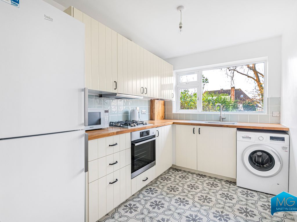 2 bed flat to rent in Cedar Drive, East Finchley, London N2, £2,000 pcm