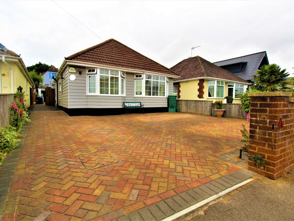 3 bed bungalow for sale in Woodlands Avenue, Poole, Dorset BH15 Zoopla