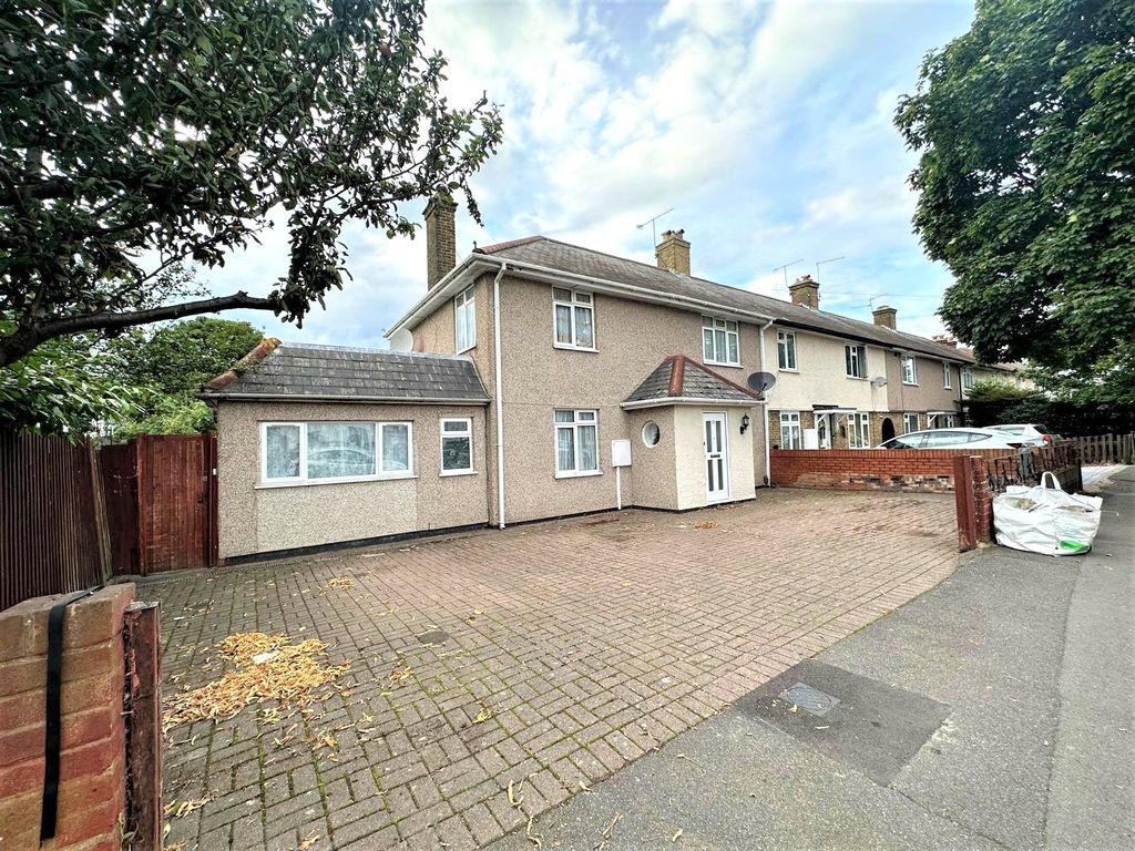 3 bed semidetached house for sale in East Avenue, Hayes, Greater