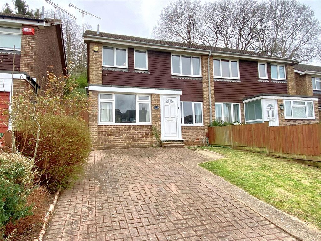3 bed semidetached house for sale in Pine View Close, Bursledon