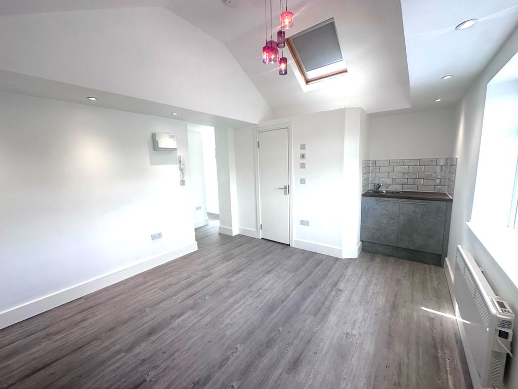 Room to rent in Pendle Drive, Basildon SS14, £850 pcm Zoopla