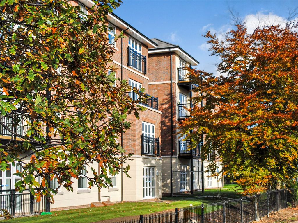 2 bed flat to rent in Kenley Place, Farnborough GU14, £1,350 pcm Zoopla