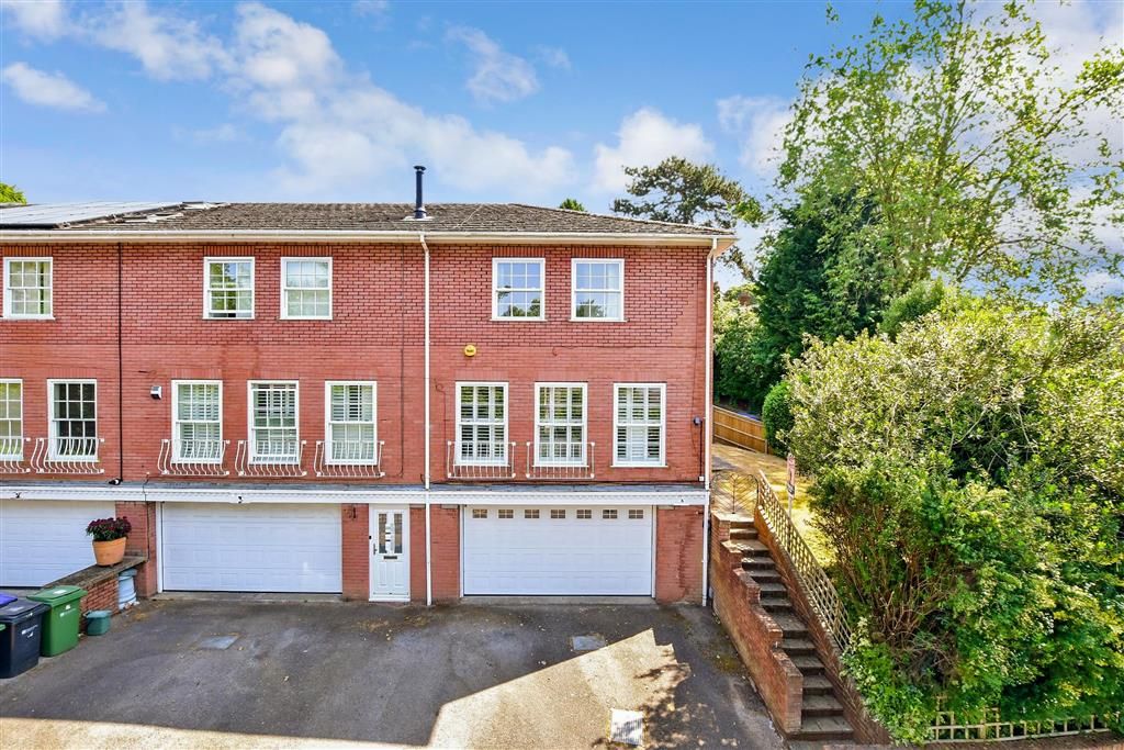 3 bed end terrace house for sale in Cliftonville, Dorking, Surrey RH4