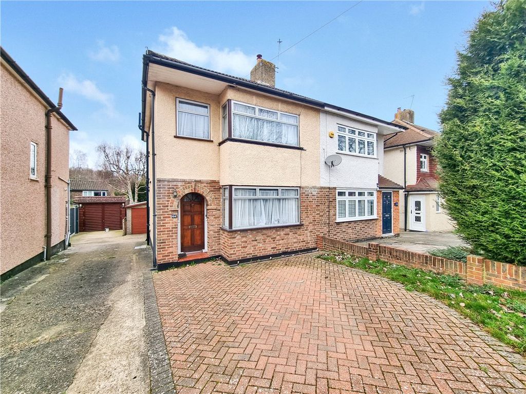3 bed semidetached house for sale in Bassetts Way, Farnborough