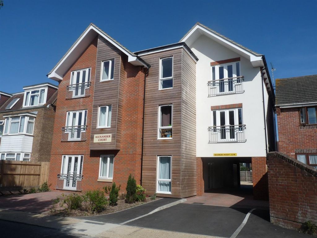 2 bed flat to rent in Alexander Court, Beaconsfield Road, Littlehampton