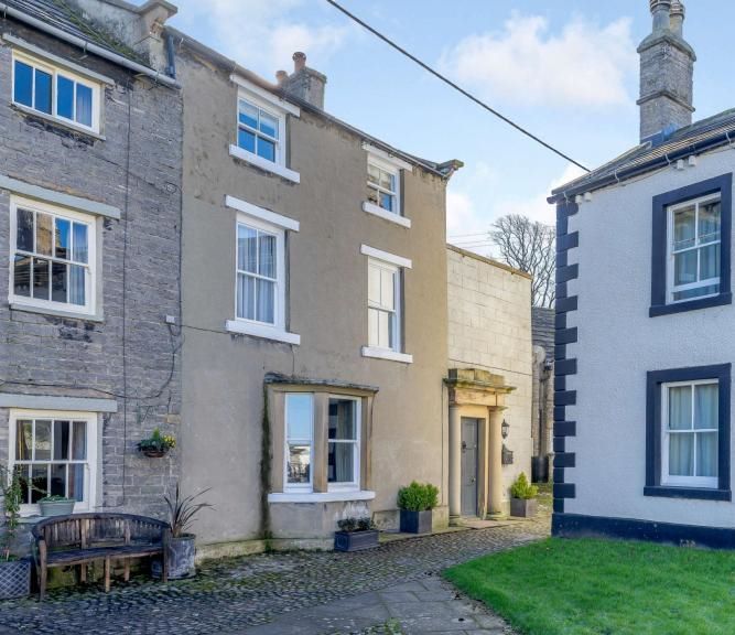 7 bed cottage for sale in Harmby House, West End, Middleham, Leyburn