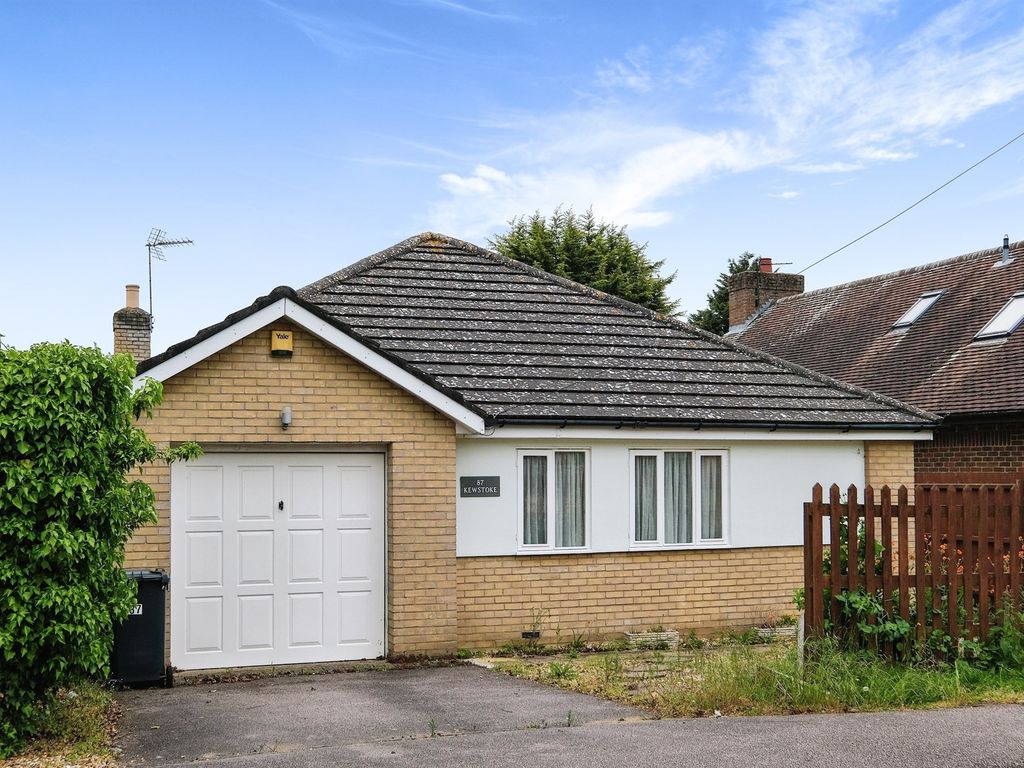 3 bed detached bungalow for sale in West Drive, Highfields Caldecote