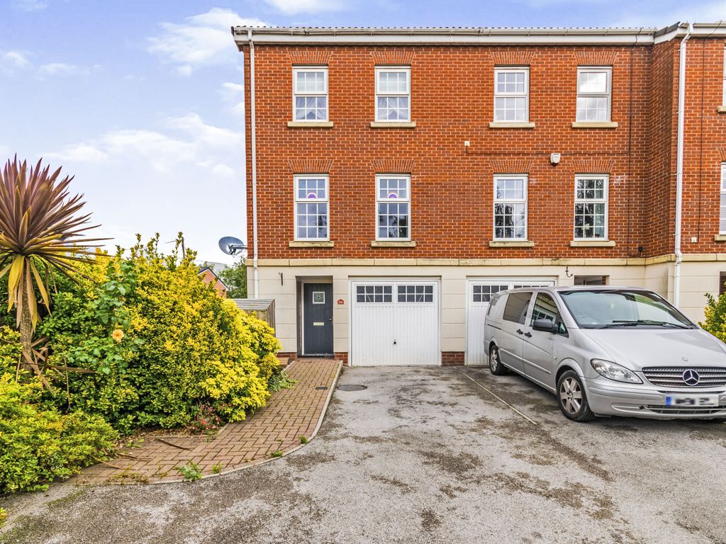 3 bed detached house to rent in Cravenwood Road, Reddish, Stockport
