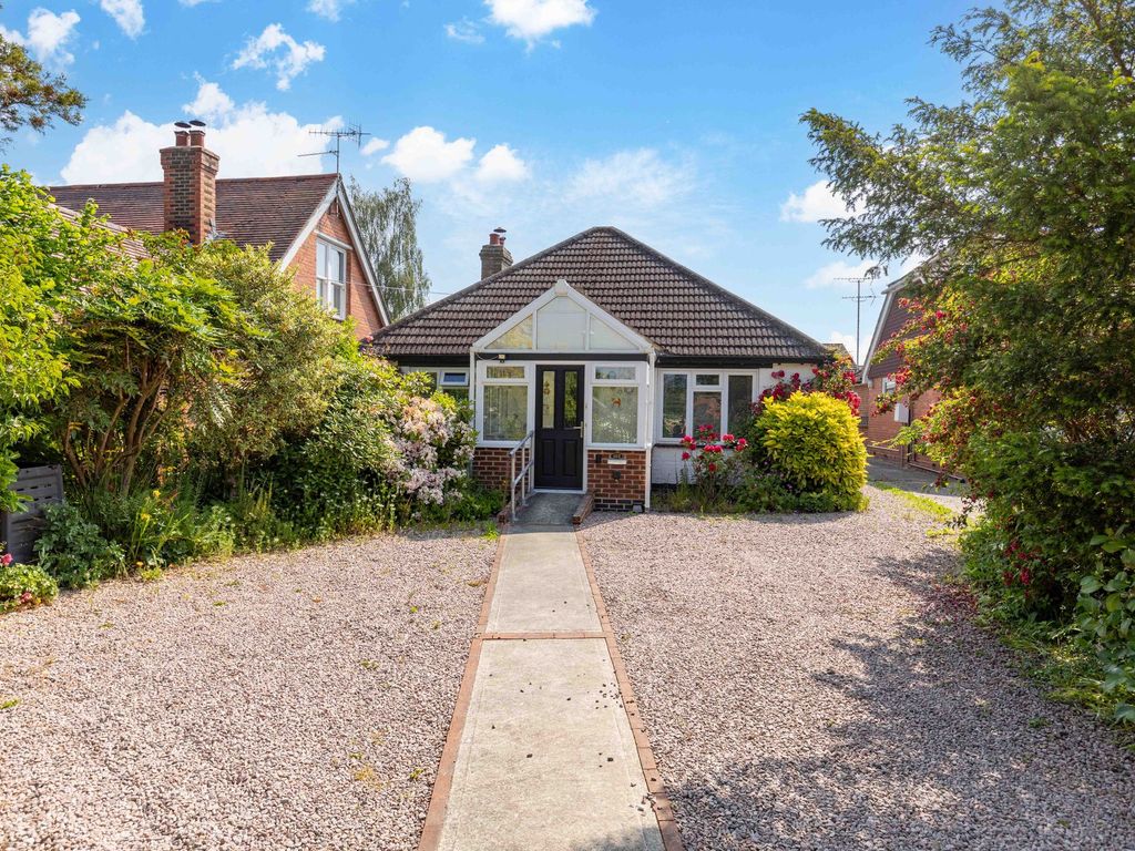 3 bed detached bungalow for sale in North Road, Crawley RH10 Zoopla