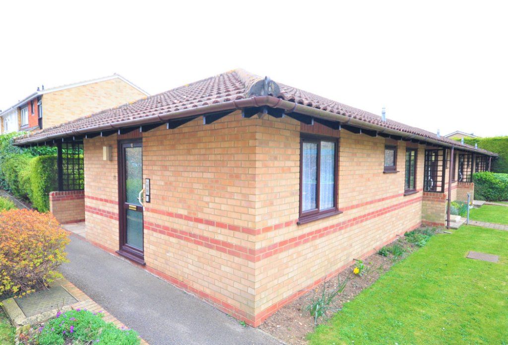 2 bed bungalow for sale in kendal gardens, basingstoke, hampshire rg22