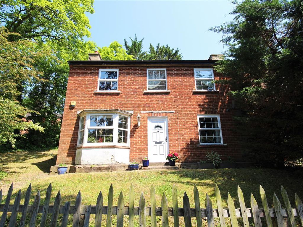 3 bed semidetached house for sale in Orchard Road, High HP13