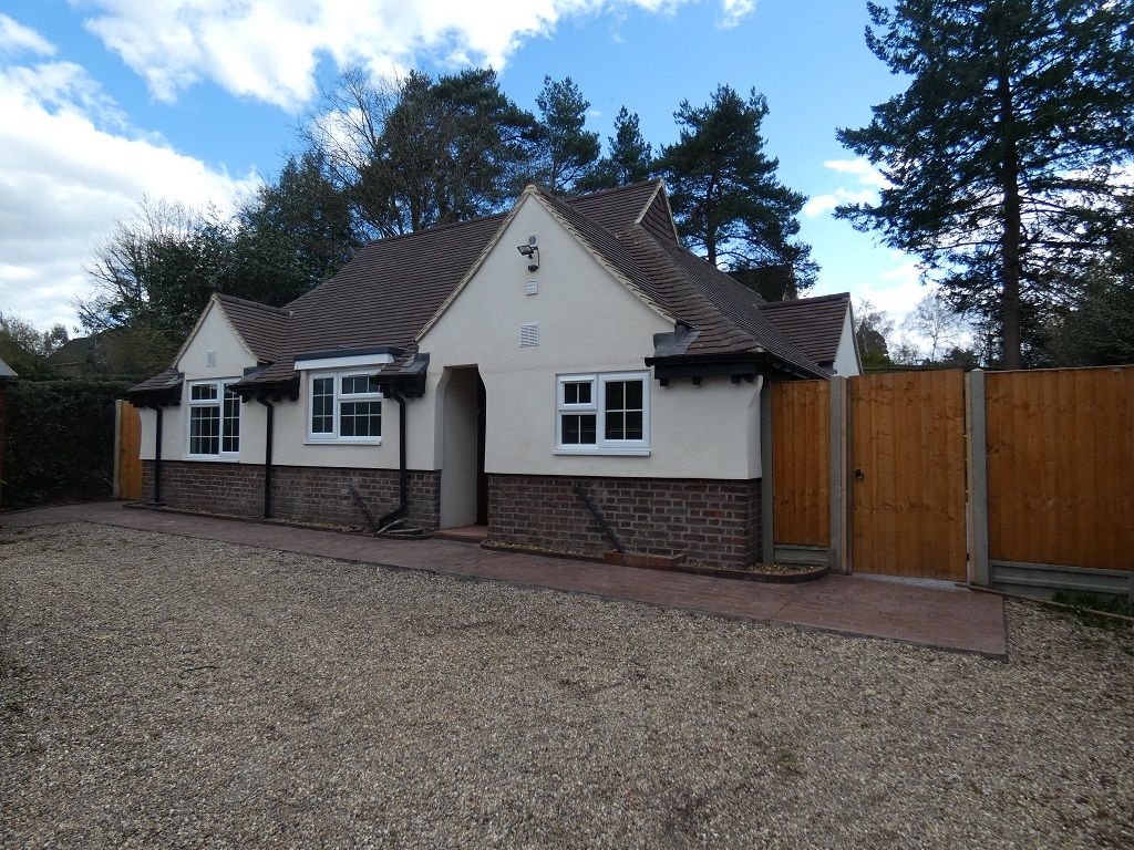 3 bed property to rent in Connaught Road, Brookwood GU24 Zoopla