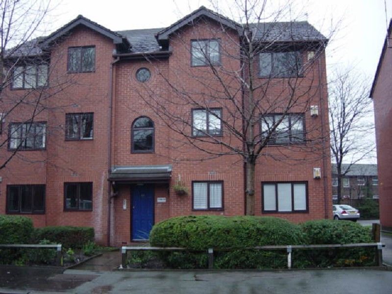 2 bed flat to rent in Simmons Court, Whalley Range, Manchester. M16, £