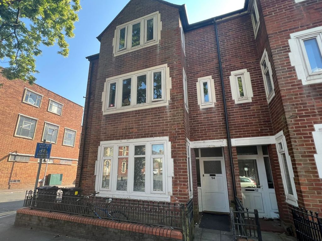 2 bed flat for sale in Neville Street, Cardiff CF11, £100,000 Zoopla