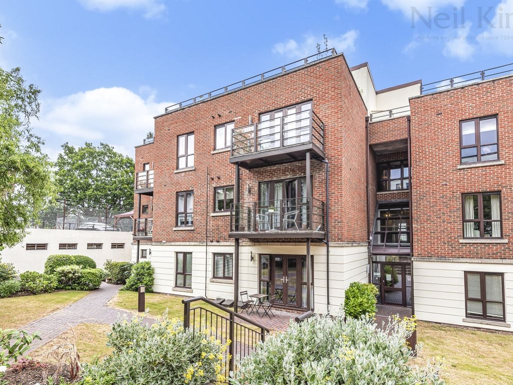 2 bed flat to rent in Tempus Court, High Road, South Woodford, London