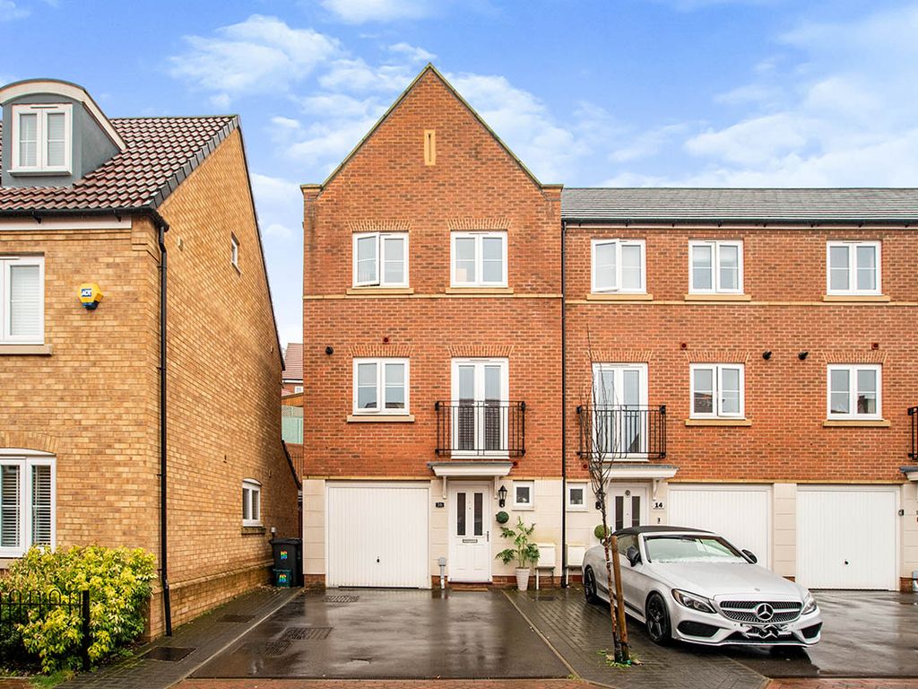 3 bed end terrace house for sale in Woodpecker Drive, Apsley, Hemel