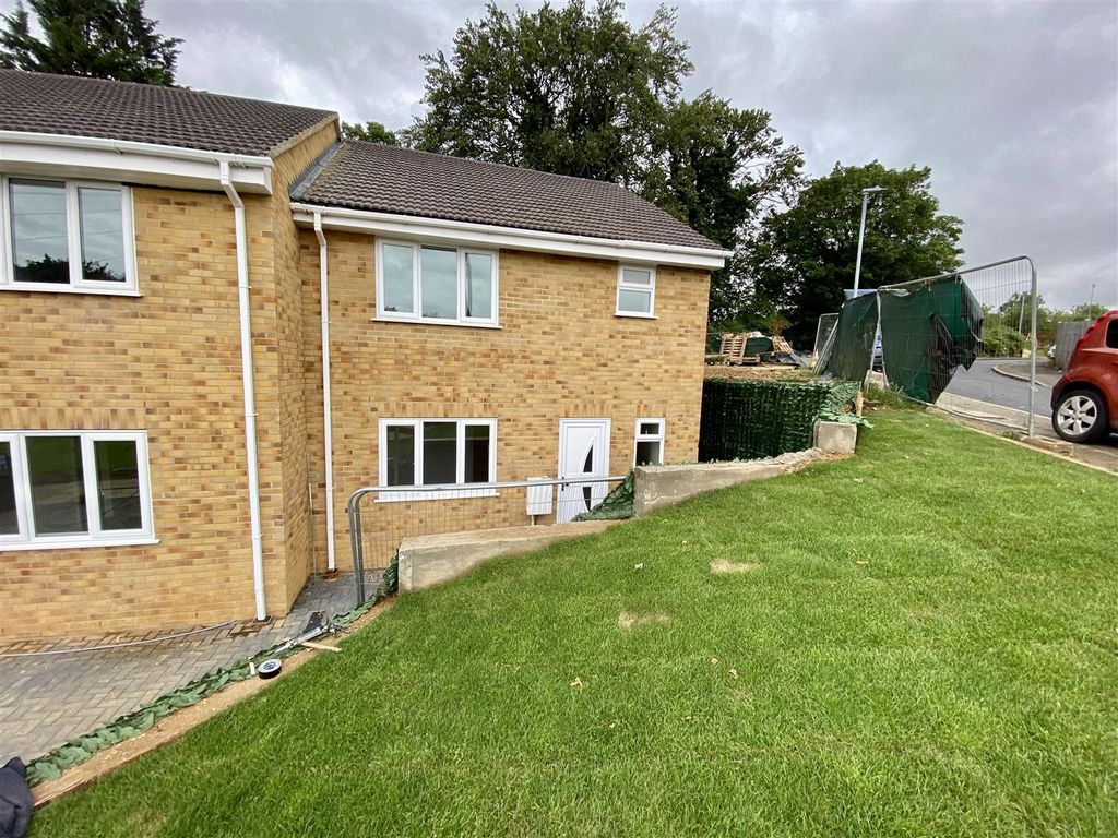 3 bed semidetached house to rent in Bank Close, Luton LU4, £1,650 pcm